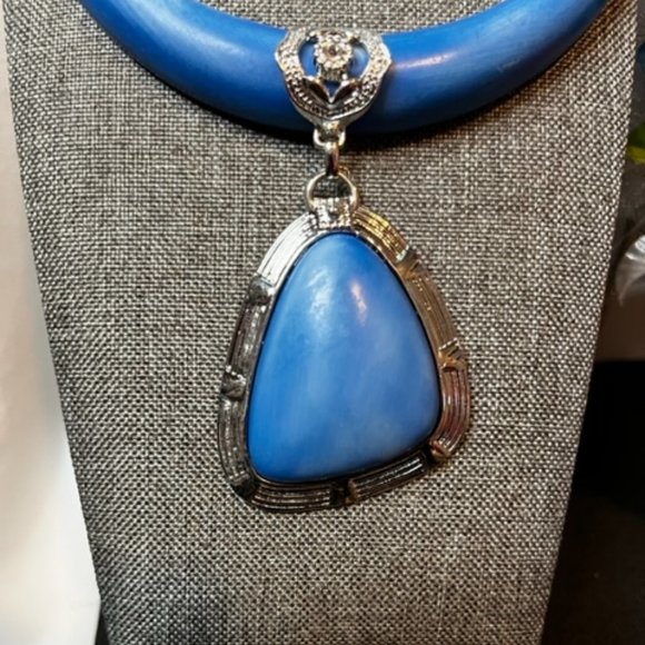 Blue Fashion Necklace Set with Matching Earrings. - Picture 2 of 3